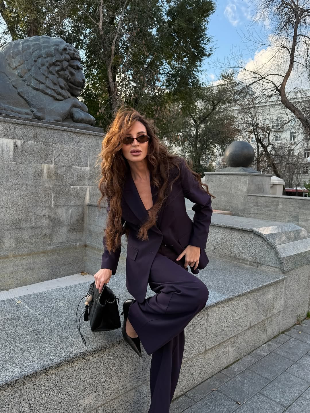 Стильная женщина в желтом пальто